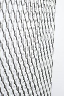 Chapa Expandida de Fierro Negro de 20x50mm. - 3mm. esp. - 2x1m.