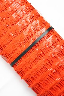 Malla Plástica Tapume 65x40mm gruesa de 1,2m. de alto color naranja